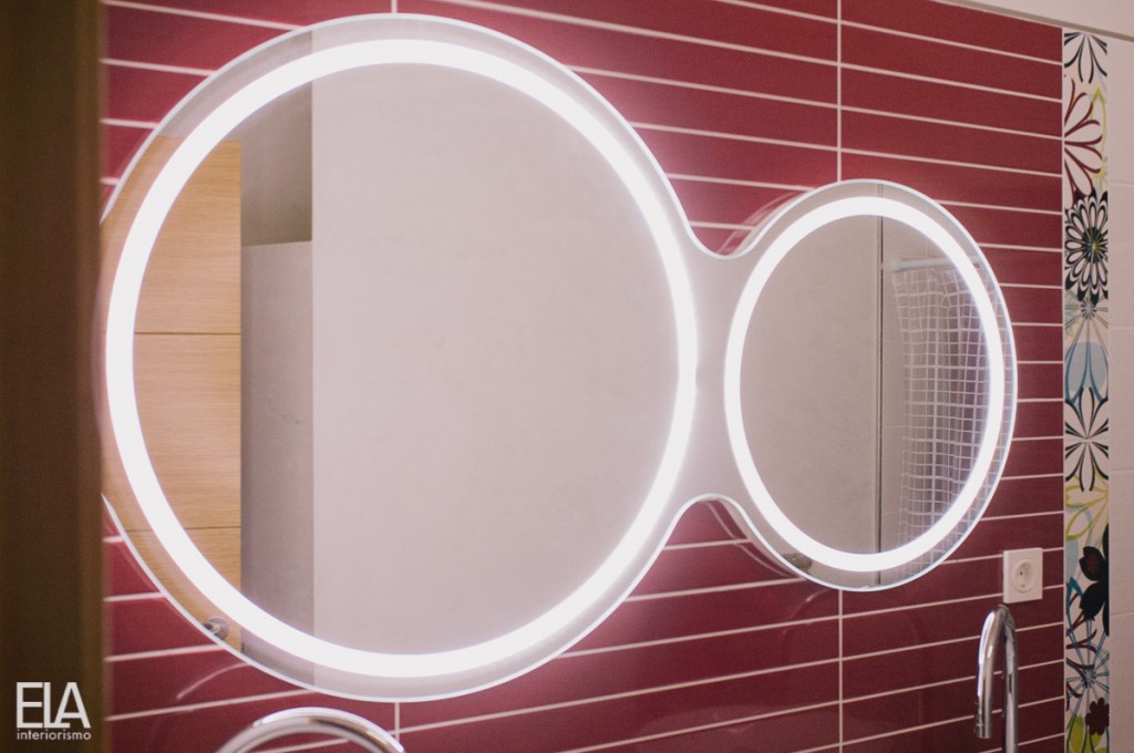 Diseño de espejo a medida, diseño de espejo doble con luz, diseño de ELA Interiorismo