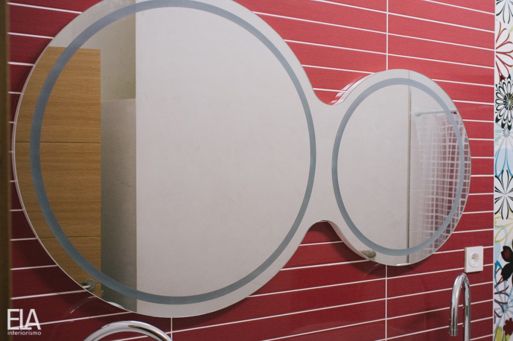 Diseño de espejo a medida, diseño de espejo doble con luz, diseño de ELA Interiorismo