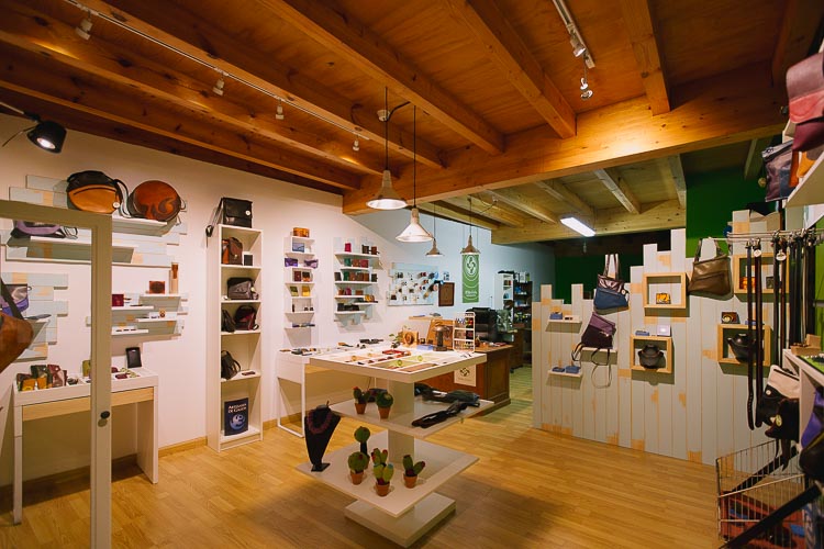 Diseño de tienda a medida, diseño de tienda de artesanía, diseño original de locales, obra y diseño de tienda de artesania